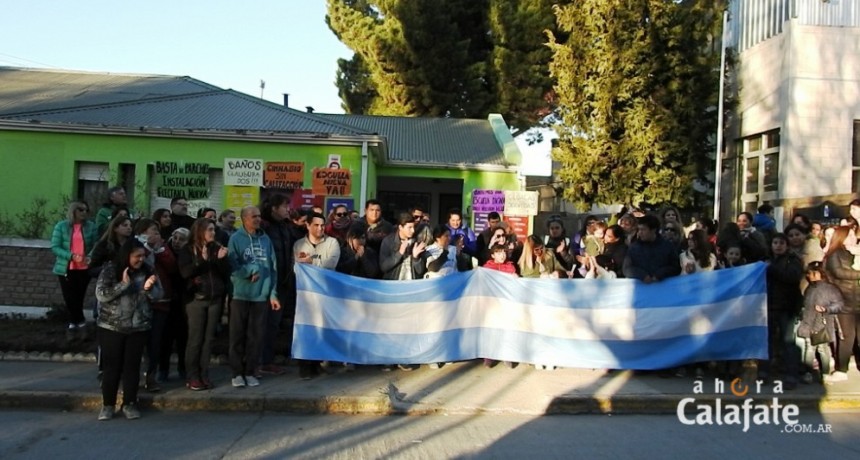 Abrazo Solidario. &ldquo;Queremos una escuela, no una casa&rdquo;