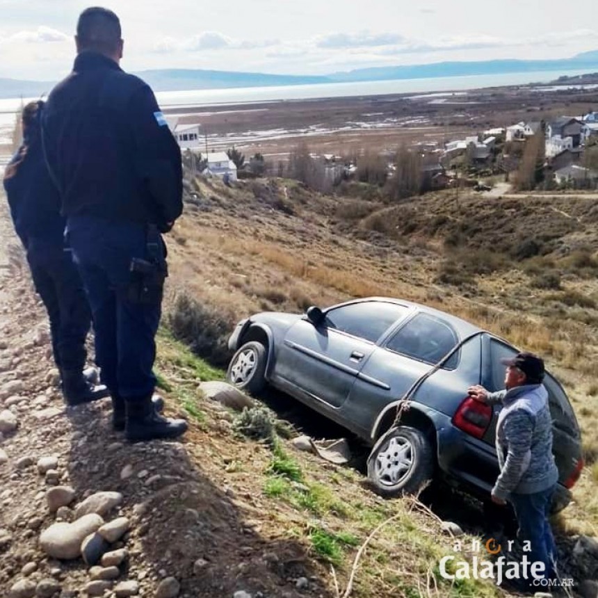 Casi se cae al fondo del barranco