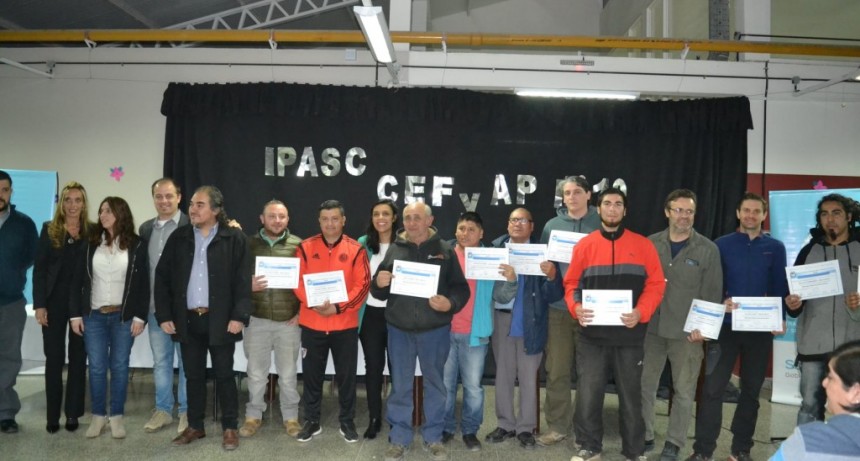 El CEFyAP N&deg;10 entreg&oacute; las primeras Acreditaciones y Certificaciones a Egresados 