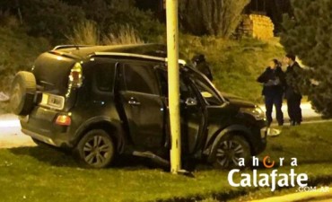 Un hombre hospitalizado tras chocar poste de luz