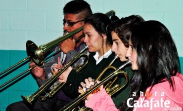 M&uacute;sicos de orquestas juveniles se capacitan y tocan frente al glaciar