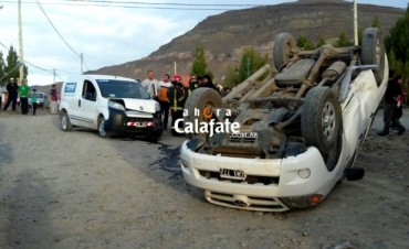 Choque y vuelco deja mujer con lesiones