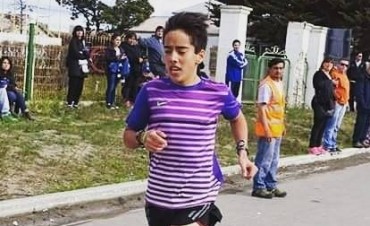 Leandro Correa en la final de los 3000 metros de los Evita