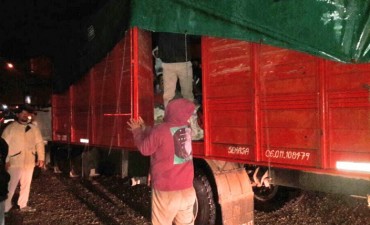 Los hacen viajar en la caja de un cami&oacute;n tapados con una lona
