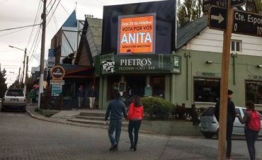 Ordenan apagar una pantalla publicitaria en pleno centro