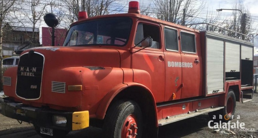 Bomberos arreglan viejos m&oacute;viles para reequiparse 