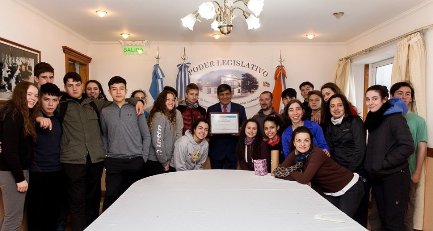 Alumnos del colegio Upsala visitaron el Parlamento fueguino