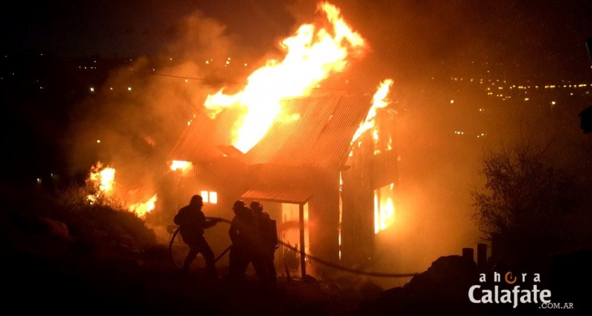 Incendio destruy&oacute; una casa y gener&oacute; p&aacute;nico en vecinos