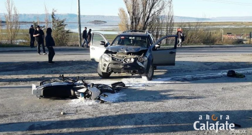 Choque entre remis y moto. Un herido