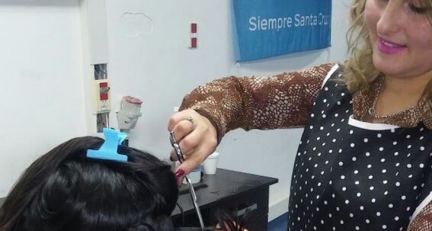 Organizan una jornada de corte de cabellos para formar un banco de pelucas.