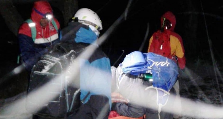 En medio de un temporal evac&uacute;an a una mujer descompensada