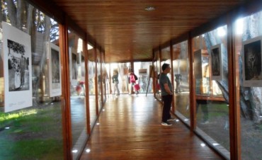 Contin&uacute;a  en El Calafate la  muestra fotogr&aacute;fica de tehuelches