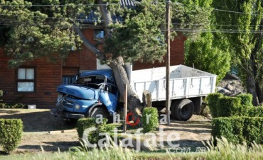 Un cami&oacute;n se sali&oacute; de la avenida y termin&oacute; contra un hotel