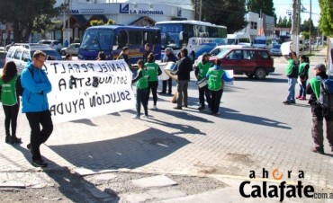 Limpieza de escuelas, parques y empleadas del CIC marcharon en el centro.