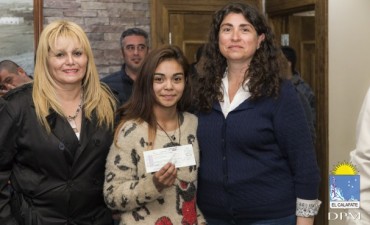 Ianni entreg&oacute; becas y aportes.