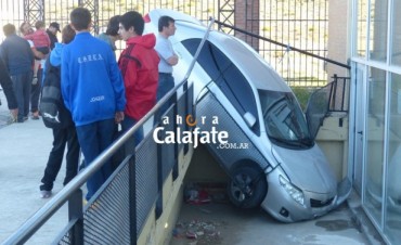 Auto casi se mete en el Natatorio Municipal
