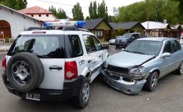 Auto choc&oacute; a patrullero