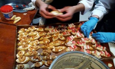 Alumnos del CES &ldquo;De Agostini&rdquo; cocinaron en la Feria Sabores Santacruce&ntilde;os