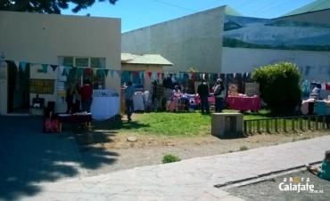 Genera pol&eacute;mica una feria de artesanos y manualeros