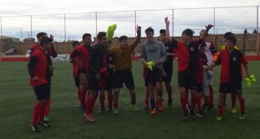 Newell�s Old Boys el primer CAMPE&Oacute;N de las inferiores