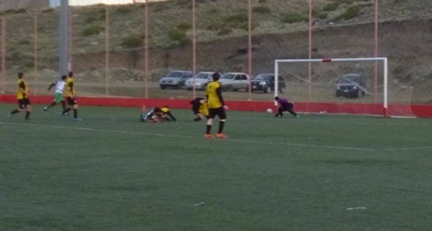 Argentinos del Sur gana y sigue puntero