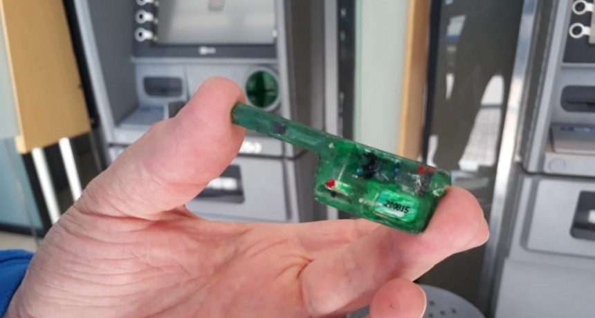 Colocaron skimmers para clonar tarjetas en dos cajeros