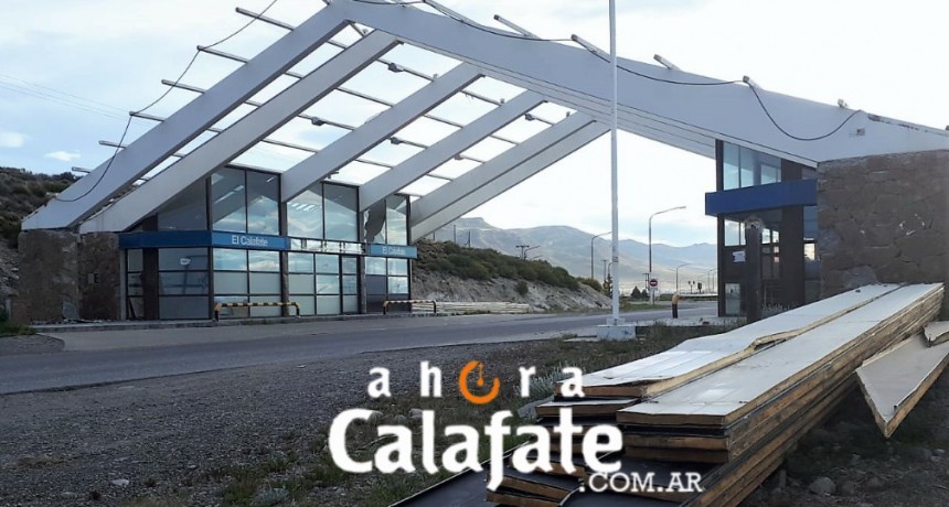 Desarman el antiguo portal de acceso.