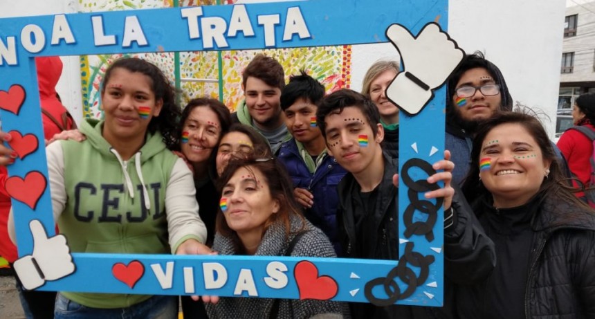 Alumnos y docentes de El Calafate participaron del proyecto  &ldquo;No a la trata&rdquo;.