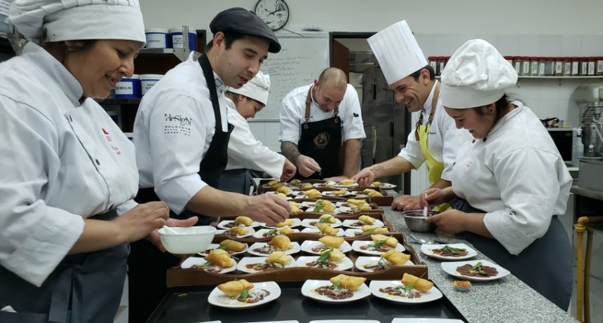 Culmina la carrera de Gastronom&iacute;a en el CES 