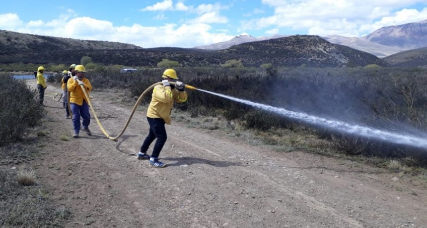 Parques capacit&oacute; a vecinos para combatientes de incendios