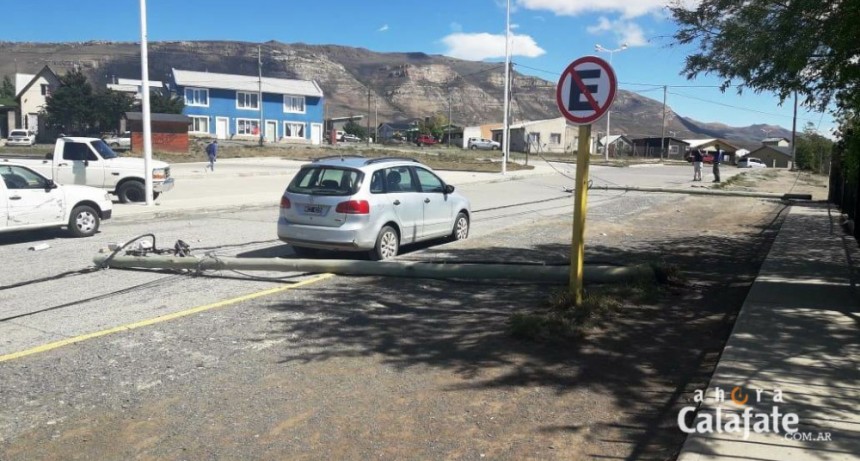Un peligro. Postes de electricidad cayeron frente a una escuela
