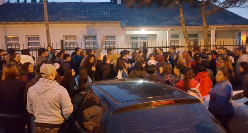 Filas en la madrugada para inscribir en Secundario