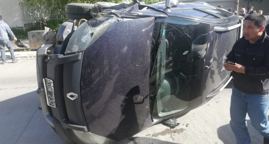 Vuelco en pleno centro. La conductora se desvaneci&oacute;