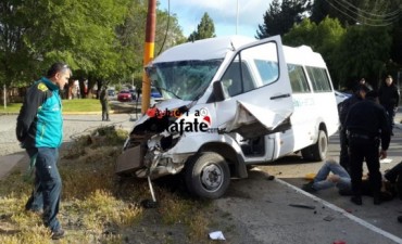 Rob&oacute; una combi y la estrell&oacute; contra un poste