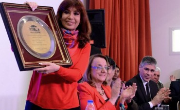 La primera obra p&uacute;blica con el nombre de &ldquo;Cristina F. de Kirchner&rdquo;