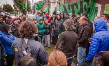 Conflicto. Empleados reciben la Navidad en sede de ministerio