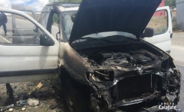 Se le incendi&oacute; el veh&iacute;culo mientras manejaba