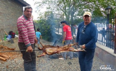 Alegr&iacute;a y Villalba, los asadores de El Calafate 