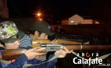 Desde una vivienda disparaban con armas largas.