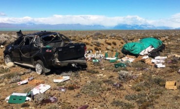 Volc&oacute; una camioneta que llevaba cerezas