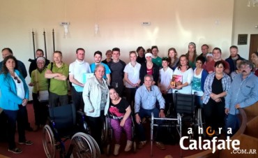 Universitarios franceses donaron sillas de ruedas para personas de El Calafate