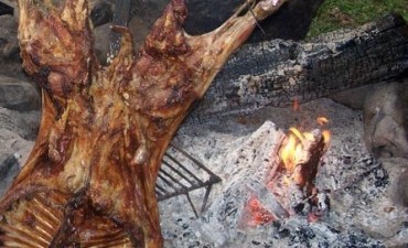 Dos salte&ntilde;os los &ldquo;Asadores de El Calafate&rdquo;.