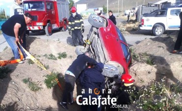 Un auto cay&oacute; en un zanjeo