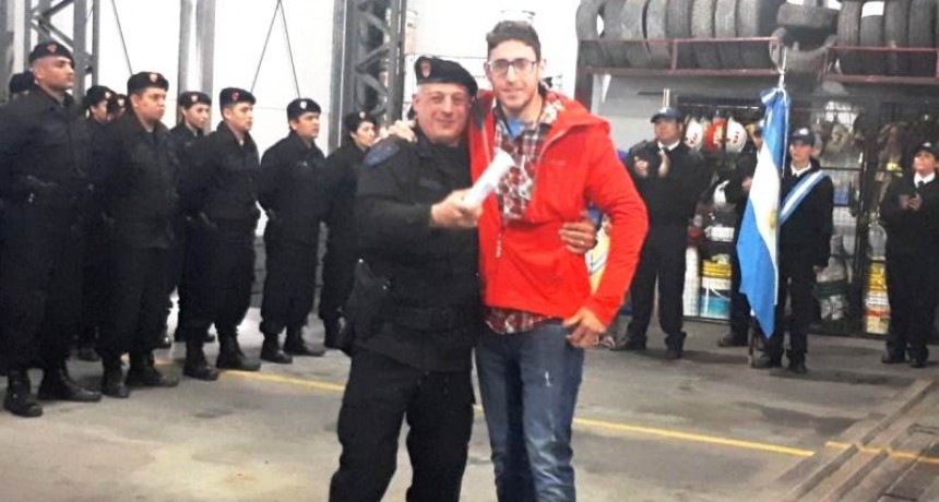 Recibi&oacute; un premio de manos del joven al que le salv&oacute; la vida