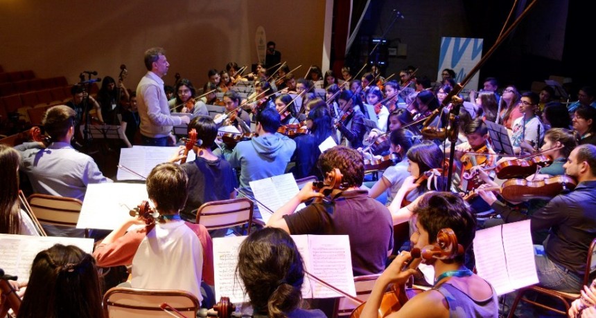 La Orquesta Sinf&oacute;nica Juvenil de Santa Cruz toca frente al Glaciar