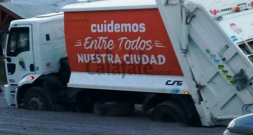 Cedi&oacute; la calle y se encajaron dos veh&iacute;culos municipales