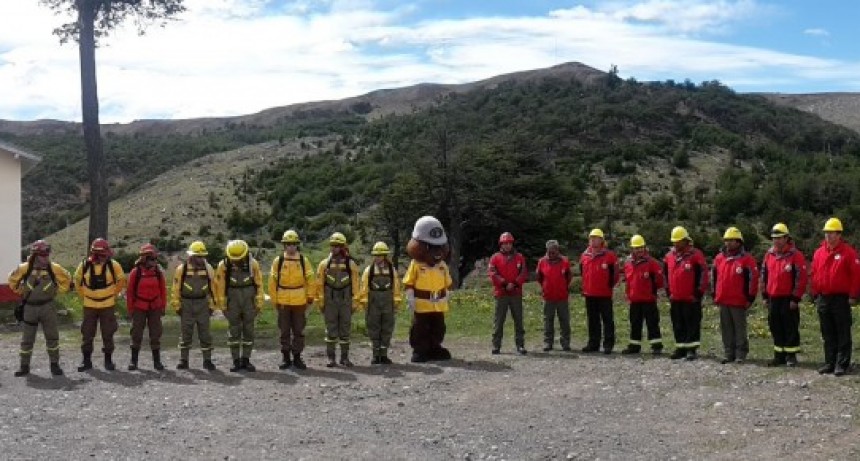 Brigadistas de Chile y Argentina iniciaron la campa&ntilde;a anual por incendios.