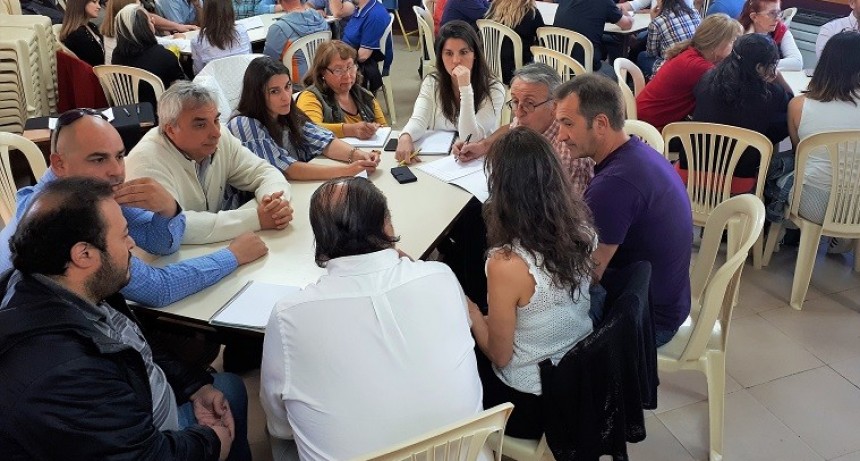 Ente Mixto y Secretar&iacute;a de Turismo toman nota de los aportes de vecinos.