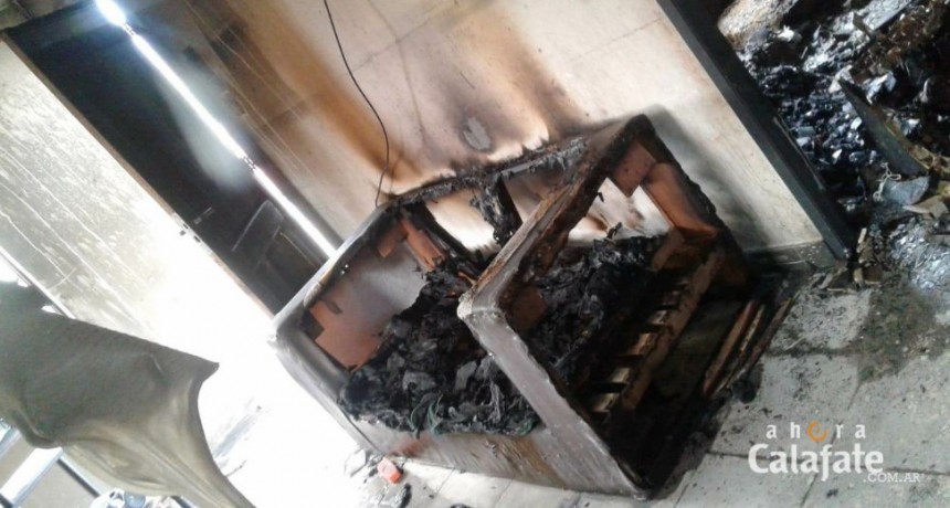 Le incendiaron la casa a una madre con tres hijos