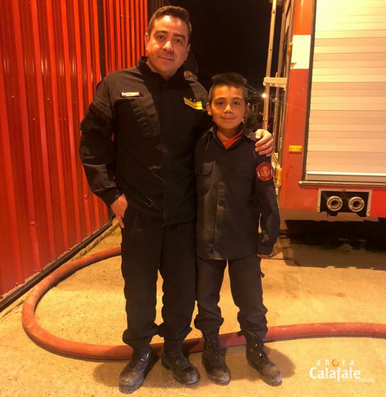 Bruno, el bomberito que repartió agua en los barrios